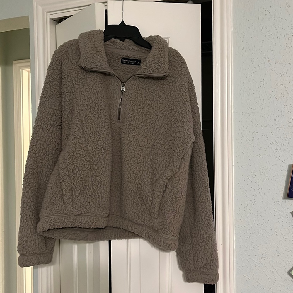 Abercrombie tan Sherpa with pockets!
